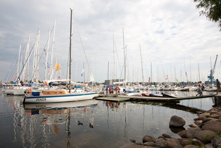 109 jahti ootamas 2100. aasta Muhu Väina regati starti Pärnu jahisadamas_Foto: Jassu Hertsmann - Delfi