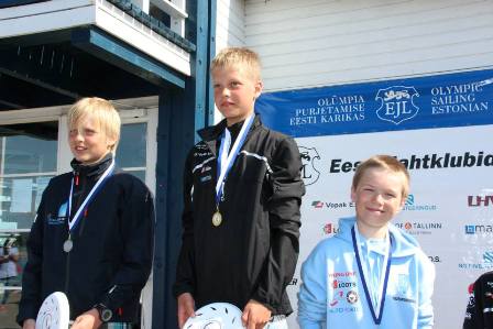 Roomassaare regatt - Optimist-klassi parimad Keith Luur (PJK), teine Karsten Holter (PJK) ning kolmas Kaarel Paal (KJK)