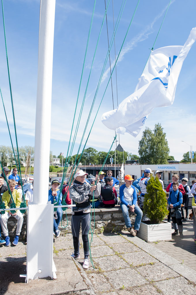 Pärnu Jahtklubist Angeliina Maria Isabel Õunap heiskas regati lipu - foto Aleksandr Abrosimov.
